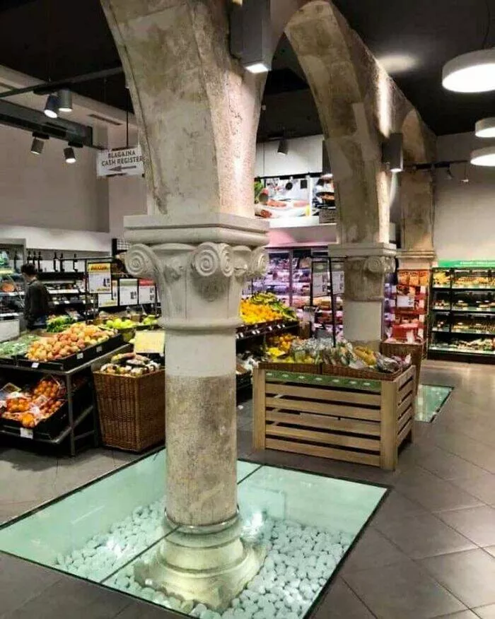 Photos et histoires fascinantes de lhistoire - #27 À Split, En Croatie, Un Supermarché Se Trouve Dans Les Murs De L’Ancien Palais De Dioclétien, Un Site Du Patrimoine Mondial De L'UNESCO