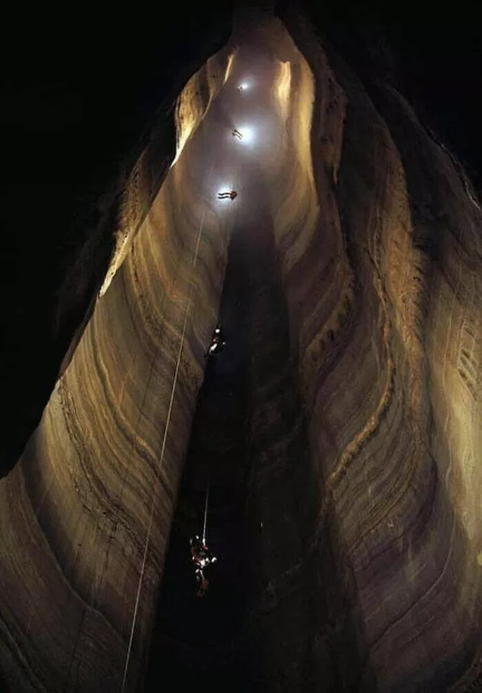Photos et histoires fascinantes de lhistoire - #29 La Grotte De Voronya (Ou Krubera) Est La Plus Profonde Au Monde