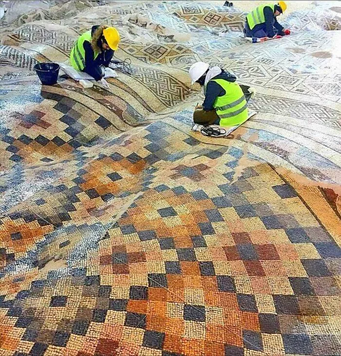 Photos et histoires fascinantes de lhistoire - #3 L'un Des Plus Grands Sols En Mosaïque Romaine Jamais Découvert A Été Trouvé Lors De La Construction D'un Hôtel À Antakya, Turquie