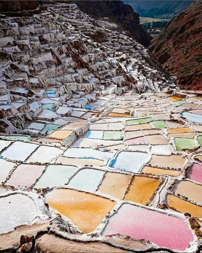 Photos et histoires fascinantes de lhistoire - #30 Les Mines De Sel De Maras, Situées Dans La Vallée Sacrée Du Pérou, Récoltent Du Sel Depuis Plus De 2 000 Ans