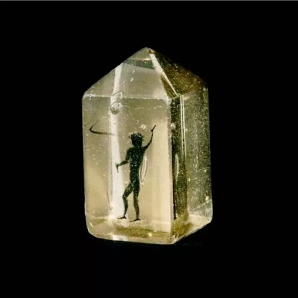 Photos et histoires fascinantes de lhistoire - #35 Au 18ème Siècle, Le Trésor Impérial De Vienne Conservait Une Figurine Enfermée Dans Un Prisme De Verre, Croyant Que C'était Un Démon