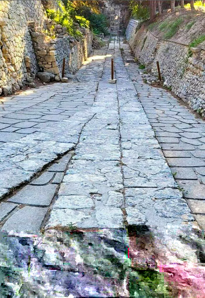 Photos et histoires fascinantes de lhistoire - #36 La Plus Ancienne Route D’Europe, Âgée De Plus De 3 500 Ans, Se Trouve En Crète, Témoignant D'une Ingénierie Remarquable