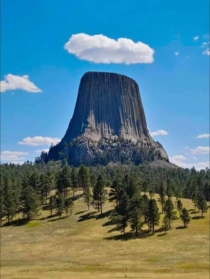 Photos et histoires fascinantes de lhistoire - #39 La Tour Du Diable Dans Le Wyoming Est Une Formation Géologique Dramatique De 386 Mètres De Haut