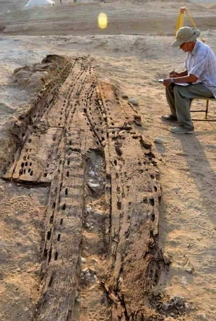 Captivating photos and untold stories from history - #42 A 5,000-Year-Old Wooden Boat, Believed To Have Been Used By Pharaohs, Was Found Near Saqqara