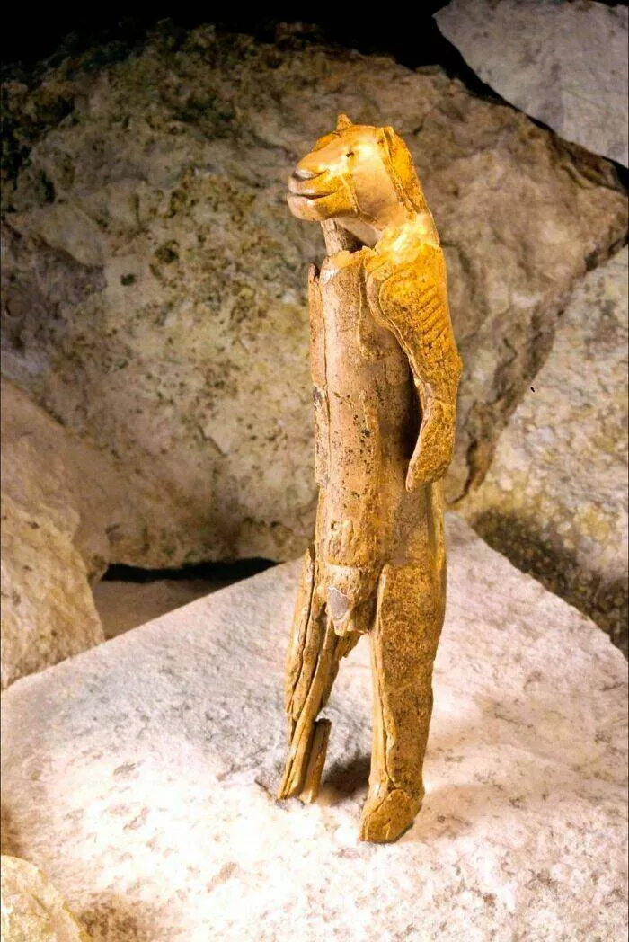 Photos et histoires fascinantes de lhistoire - #9 Le Lion-Homme, Sculpté Dans L'ivoire De Mammouth Il Y A 38 000 Ans, Est Le Plus Vieil Exemple D'Art Figuratif