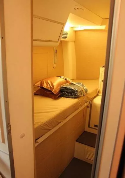 Secret rest areas on planes for crew - #14 