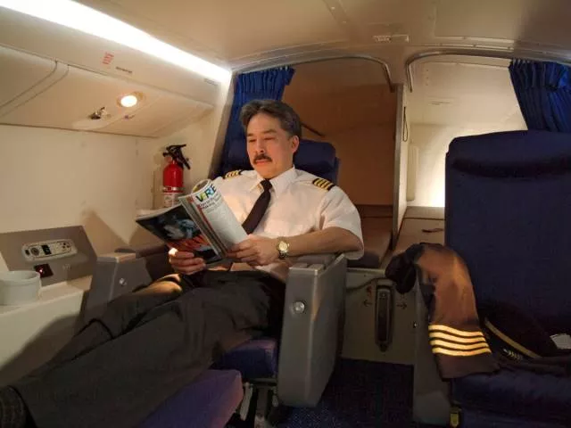 Secret rest areas on planes for crew - #7 