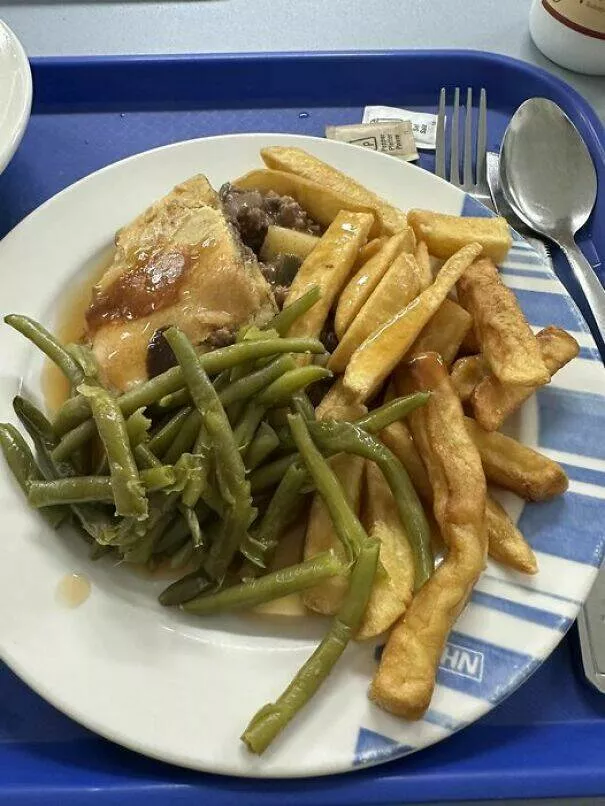 Photos fascinantes de repas dhopital sur rate my hospital plate - #3 Tourte à la viande et pommes de terre, frites et haricots verts à l'hôpital Barnsley