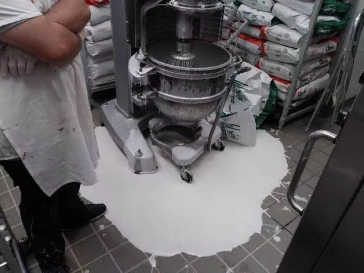 Desastres epiques en cuisine captures par des pros - #1 Dans ce cas, pleurer sur du lait renversé pourrait vraiment être compréhensible. Desastres epiques en cuisine captures par des pros - #1 Dans ce cas, pleurer sur du lait renversé pourrait vraiment être compréhensible.
