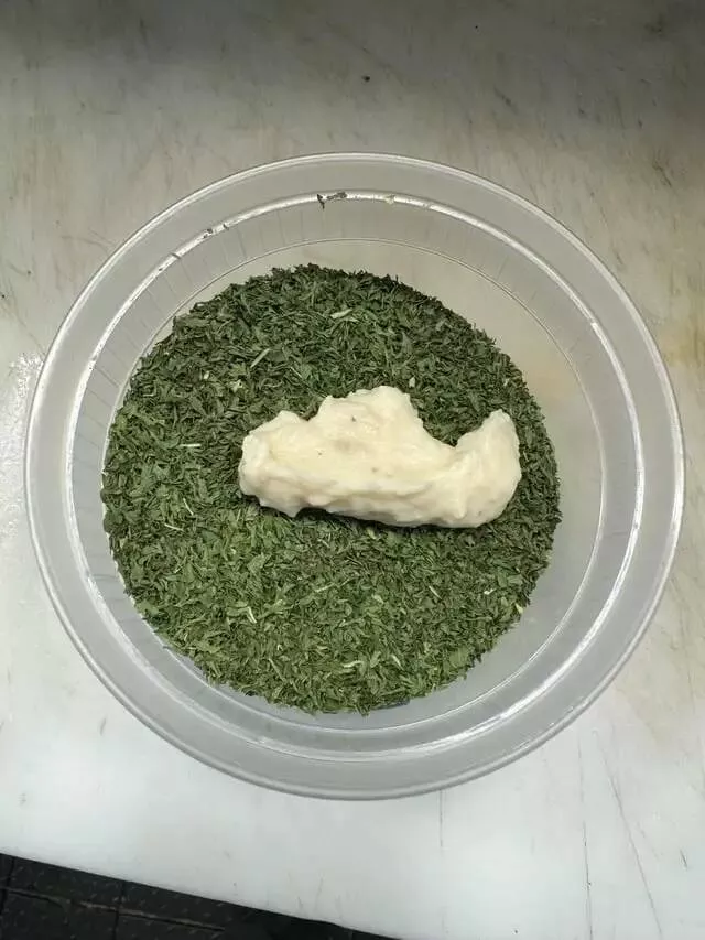 Desastres epiques en cuisine captures par des pros - #15 Rien de pire que de hacher finement des herbes pour la garniture et qu’un liquide vienne tout gâcher. Desastres epiques en cuisine captures par des pros - #15 Rien de pire que de hacher finement des herbes pour la garniture et qu’un liquide vienne tout gâcher.