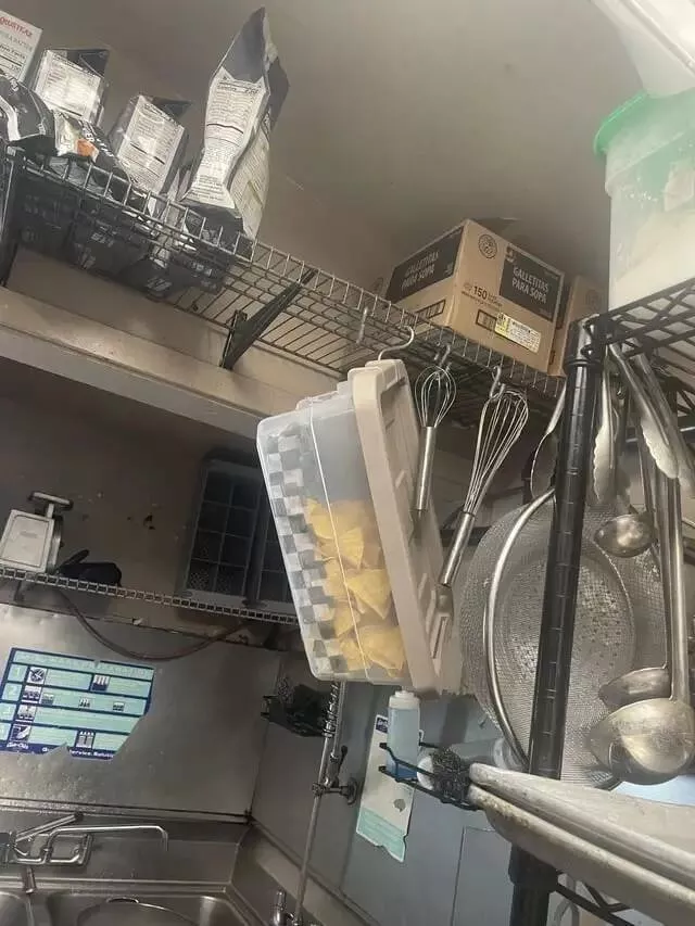 Desastres epiques en cuisine captures par des pros - #18 Petit tour de la cuisine : les casseroles vont ici, les pinces et passoires là, et oui – des chips tortillas sont accrochées juste à côté des fouets. Parfaitement logique. Desastres epiques en cuisine captures par des pros - #18 Petit tour de la cuisine : les casseroles vont ici, les pinces et passoires là, et oui – des chips tortillas sont accrochées juste à côté des fouets. Parfaitement logique.