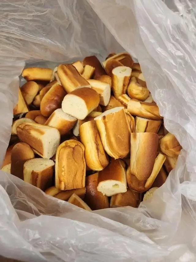 Epic pro kitchen disasters caught on camera - #20 Can we assume a cook knows how to slice hot dog buns in half? Apparently not.
