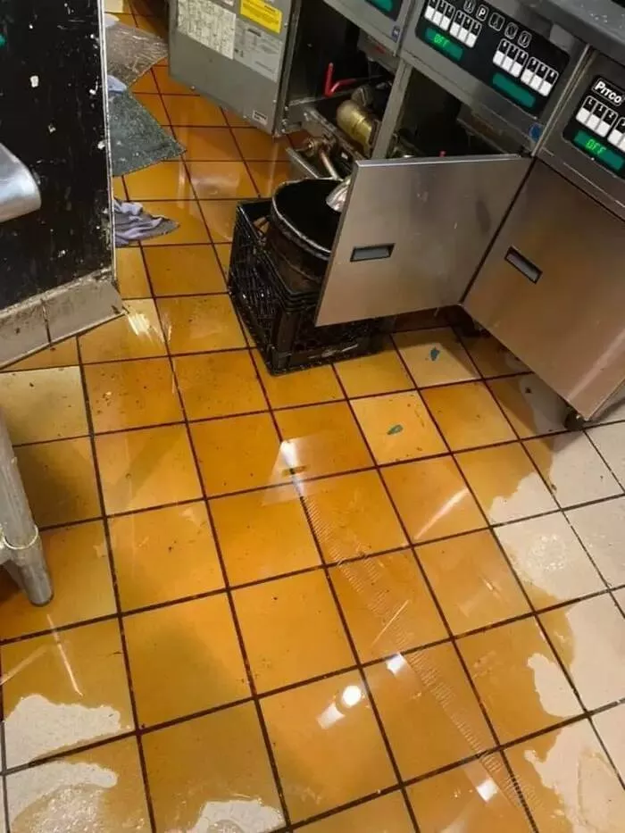 Desastres epiques en cuisine captures par des pros - #3 À celui qui a vidé de l’huile à 180°C dans un seau en plastique... j’espère que vous aimez passer la serpillière ! Desastres epiques en cuisine captures par des pros - #3 À celui qui a vidé de l’huile à 180°C dans un seau en plastique... j’espère que vous aimez passer la serpillière !