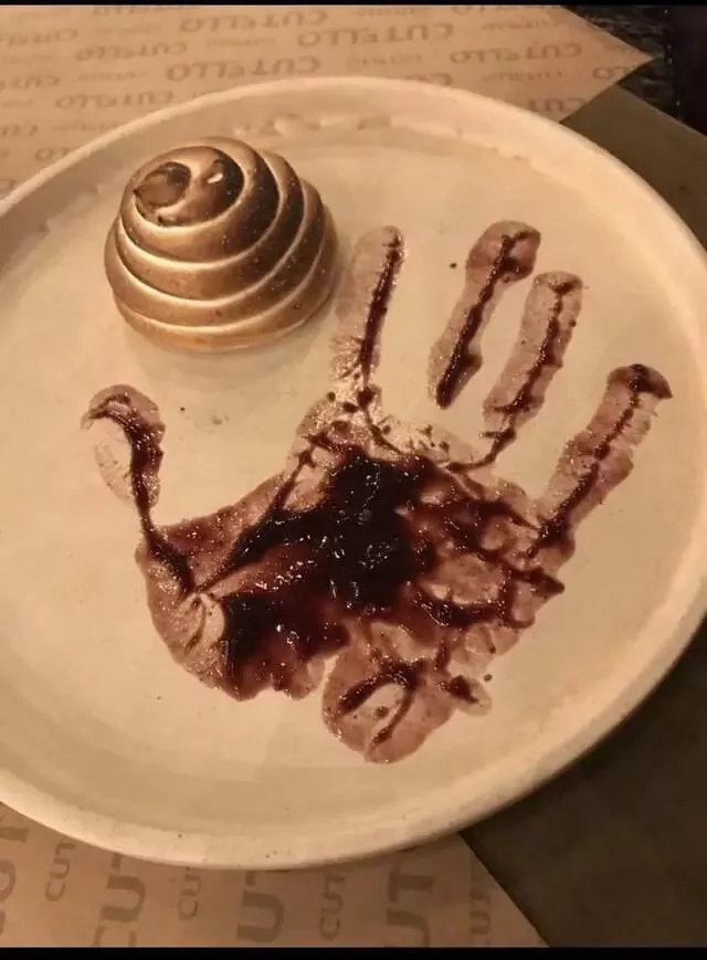 Desastres epiques en cuisine captures par des pros - #4 Je ne pense pas que c’est ce que le chef voulait dire quand il a demandé d’ajouter votre touche personnelle au dessert. Desastres epiques en cuisine captures par des pros - #4 Je ne pense pas que c’est ce que le chef voulait dire quand il a demandé d’ajouter votre touche personnelle au dessert.