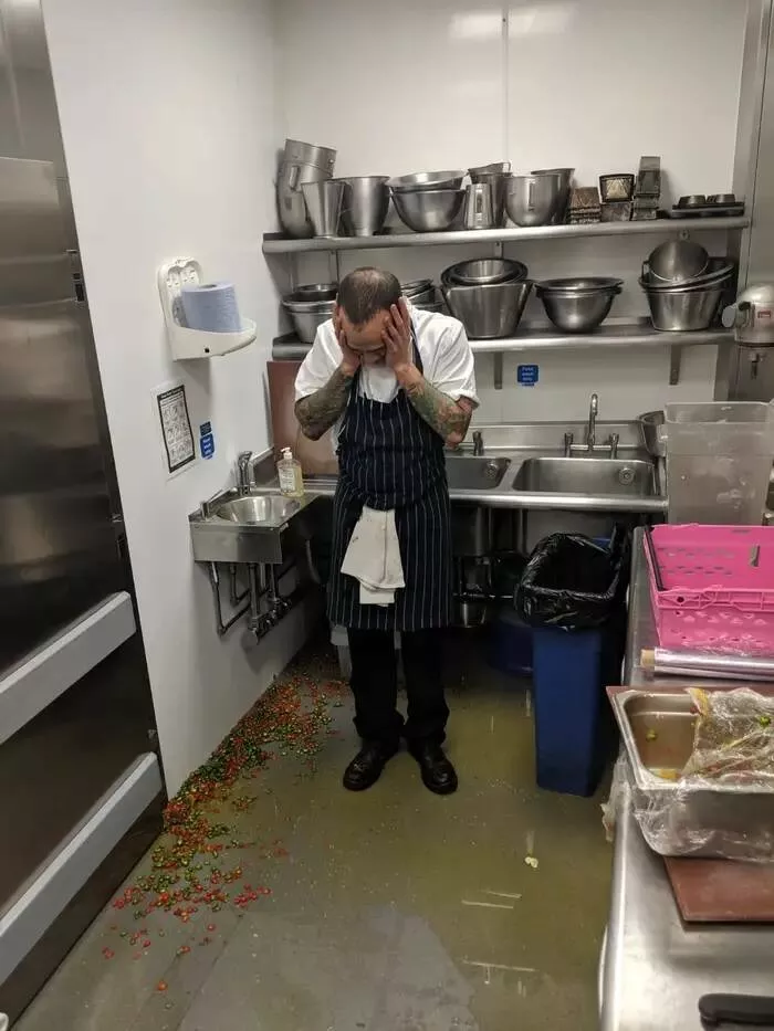 Desastres epiques en cuisine captures par des pros - #5 Préparer soigneusement quelque chose de frais pour ensuite le voir se renverser partout – on est tous passés par là, et c’est toujours un cauchemar. Desastres epiques en cuisine captures par des pros - #5 Préparer soigneusement quelque chose de frais pour ensuite le voir se renverser partout – on est tous passés par là, et c’est toujours un cauchemar.