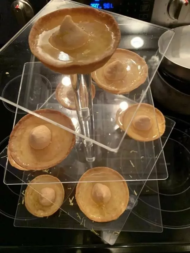 Desastres epiques en cuisine captures par des pros - #8 Cette tarte au citron translucide avec meringue au caramel est peut-être la première fois que je trouve quelque chose à base de caramel peu appétissant. Desastres epiques en cuisine captures par des pros - #8 Cette tarte au citron translucide avec meringue au caramel est peut-être la première fois que je trouve quelque chose à base de caramel peu appétissant.