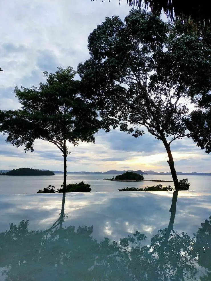 Vues a couper le souffle capturees juste devant leurs fenetres - #20 La Journée Sera Ce Que Vous En Faites, Alors Levez-vous Comme Le Soleil Et Brillez. Phuket, Thaïlande