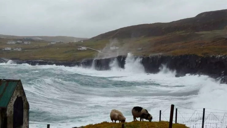 Vues a couper le souffle capturees juste devant leurs fenetres - #25 Encore Une Vue De Rituvík, Îles Féroé à Travers Ma Fenêtre.