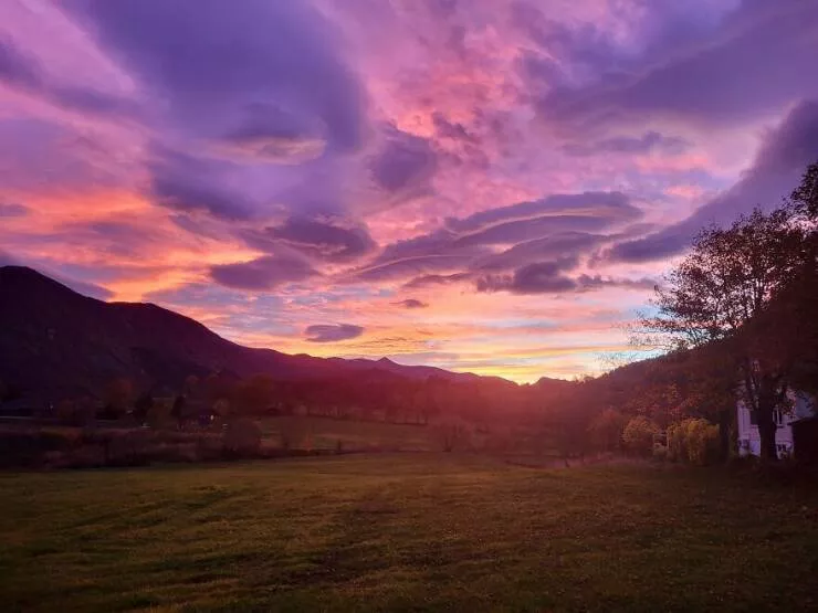 Vues a couper le souffle capturees juste devant leurs fenetres - #8 Panorama Depuis Ma Fenêtre De Salon Ce Matin. Je Ne Suis Pas Doué Pour Prendre Des Photos, Donc Je N'ai Pas Réussi À Capturer Toute La Beauté Des Couleurs. Sunnmøre, Norvège!