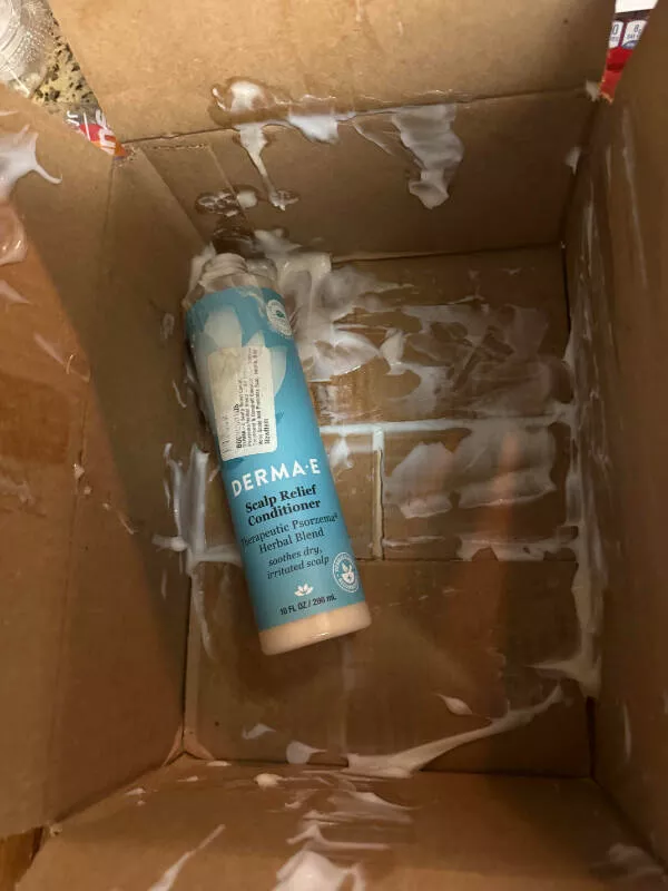 Moments qui crient une mauvaise journee - #21 Amazon m'a envoyé une bouteille de conditioner ouverte.