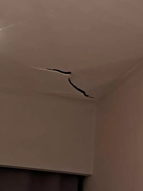 Moments qui crient une mauvaise journee - #6 Juste avant de me coucher, mon plafond a décidé de faire ça sans prévenir.