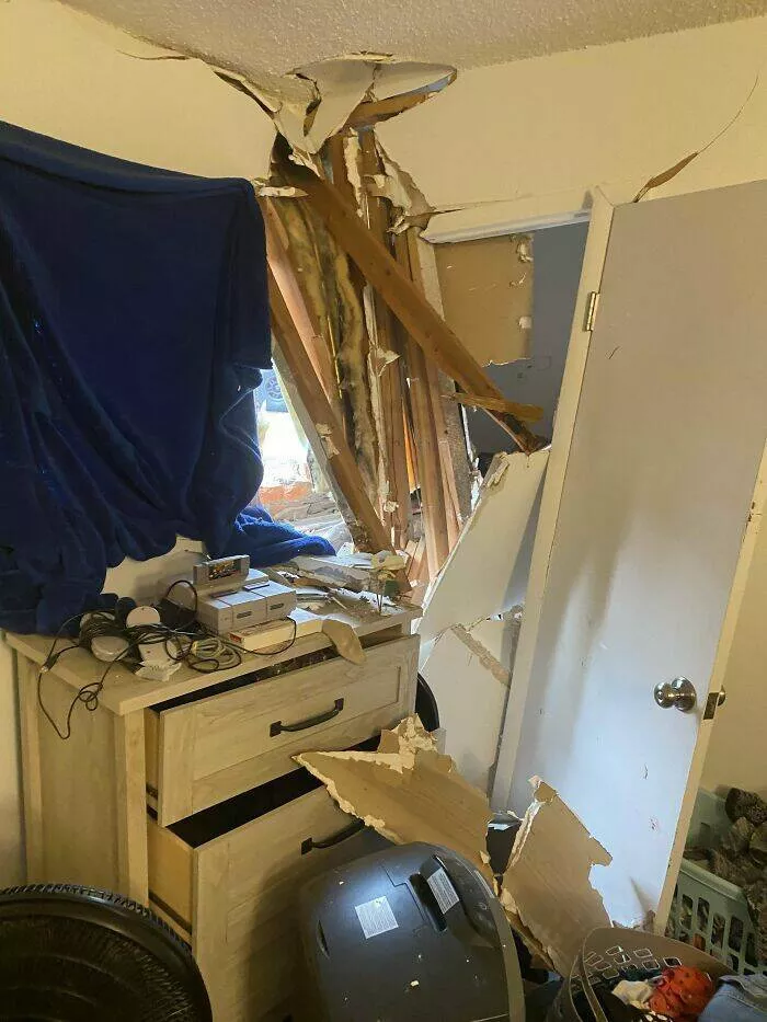 Les lutte de la vie en appartement apercus hilarants des galeres de la colocation - #10 Un voisin ivre vient de traverser notre chambre, condamnant notre appartement. Le propriétaire ne répond pas à nos appels ni à ceux de la police, et maintenant je n'ai nulle part où vivre.