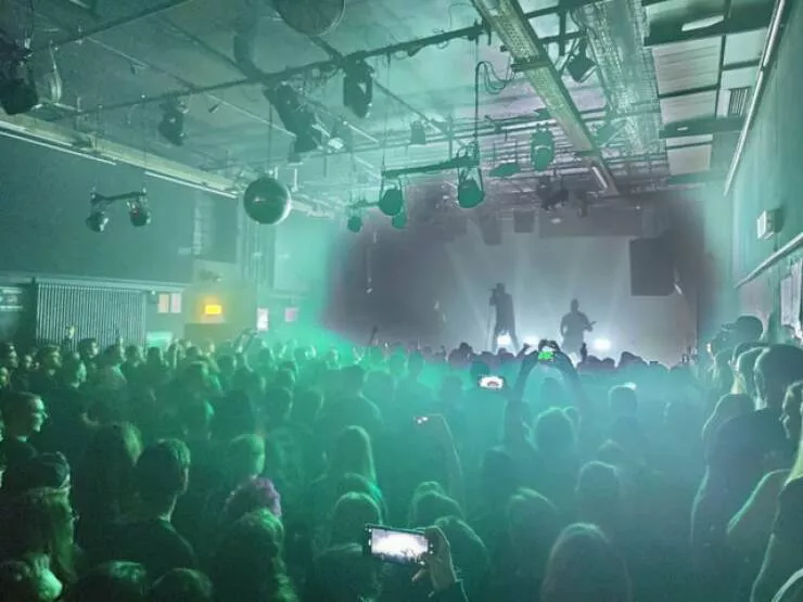 Intriguingly curious photos that ignite your interest - #1 My girlfriend captured the exact moment the concert lights changed color.