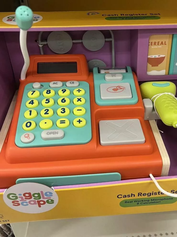 Photos curieusement intrigantes qui eveillent votre curiosite - #16 Le jouet pour enfants possède un paiement sans contact au lieu d'une carte à bande magnétique.
