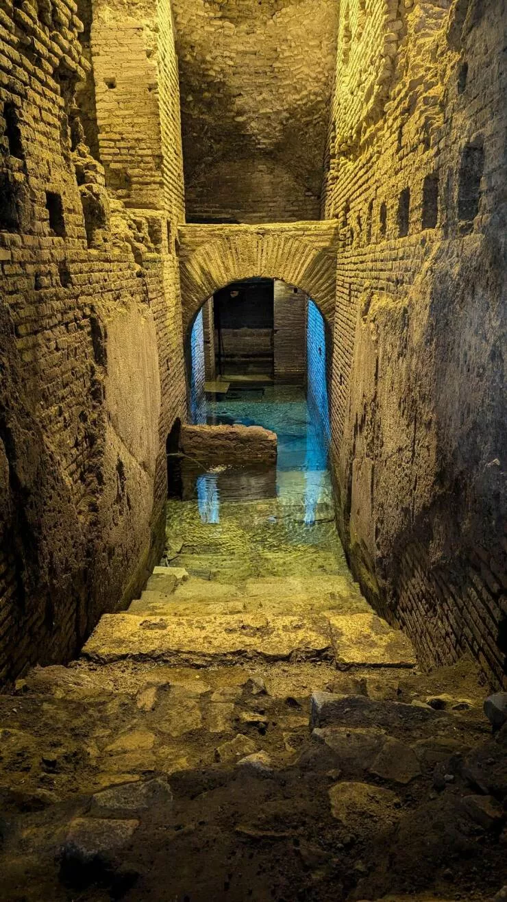 Photos curieusement intrigantes qui eveillent votre curiosite - #20 En Italie, sous la fontaine de Trevi, il y a une grande maison romaine qui a été excavée.