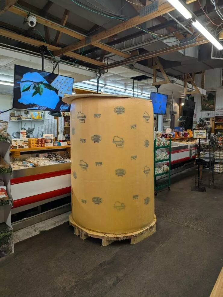 Photos curieusement intrigantes qui eveillent votre curiosite - #23 J'ai trouvé une meule de fromage de 1,80 mètre au marché local.