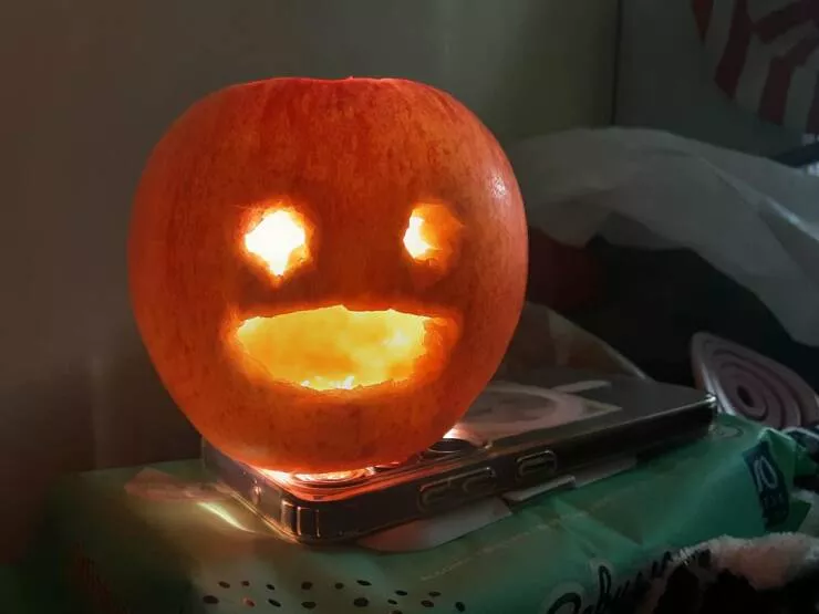 Photos curieusement intrigantes qui eveillent votre curiosite - #30 J'ai sculpté une pomme au lieu d'une citrouille pour Halloween.