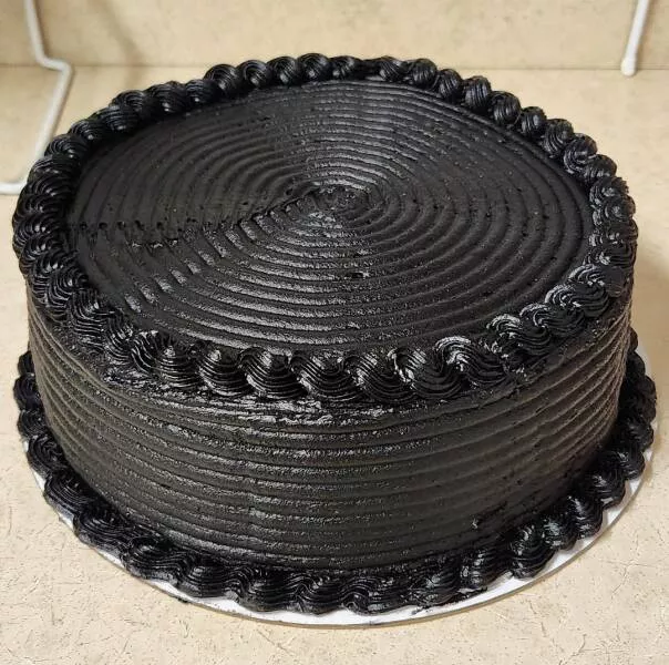 Photos curieusement intrigantes qui eveillent votre curiosite - #33 Mon collègue a préparé un gâteau noir. Fascinant!
