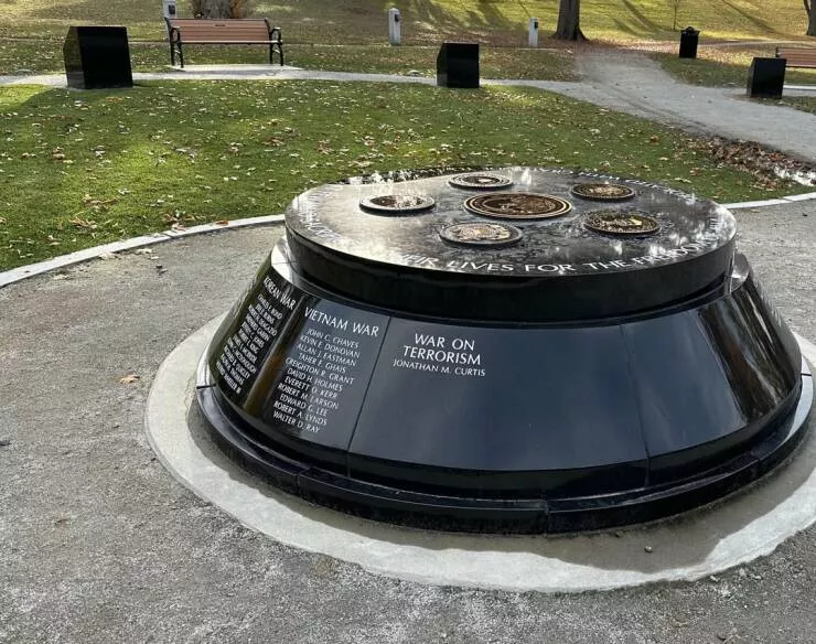 Photos curieusement intrigantes qui eveillent votre curiosite - #5 Ce monument aux morts a des espaces vides pour les futurs conflits.