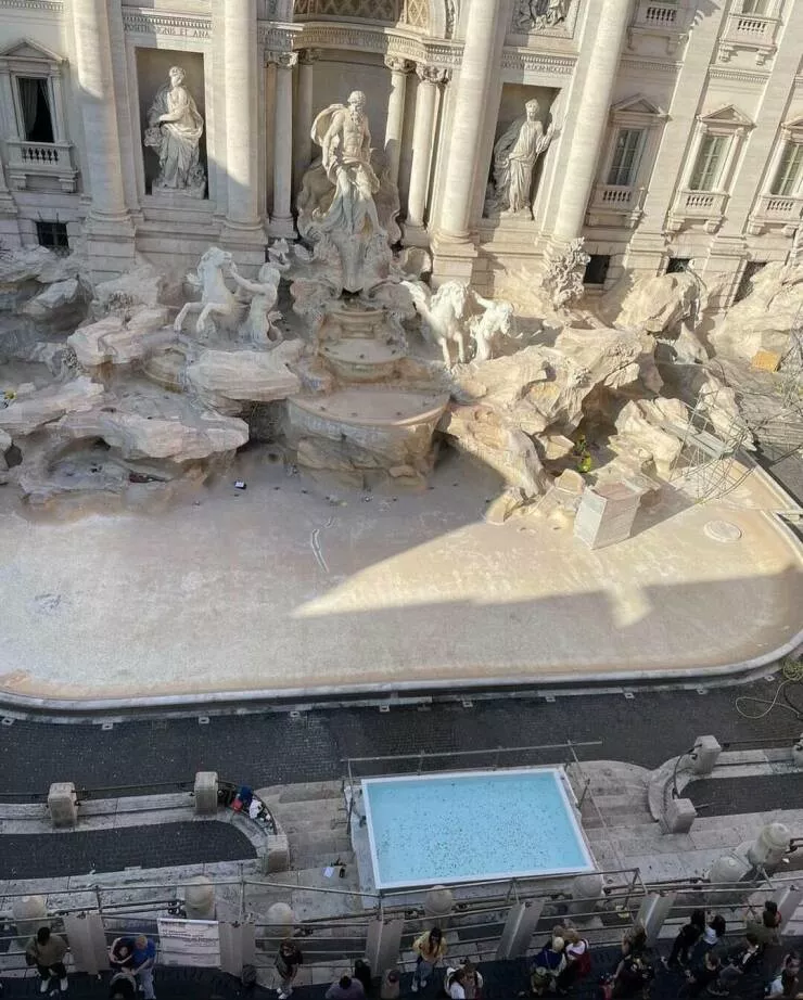 Photos curieusement intrigantes qui eveillent votre curiosite - #6 La fontaine de Trevi à Rome a été vidée, et une petite piscine a été installée devant pour que les touristes puissent lancer une pièce.