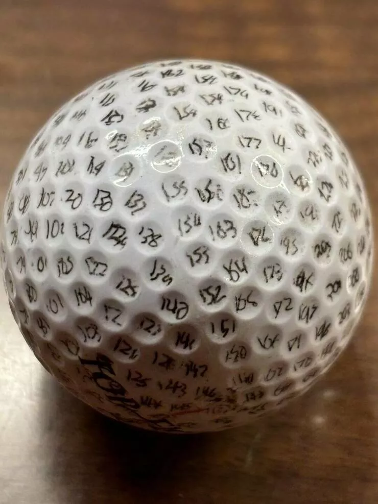 Photos curieusement intrigantes qui eveillent votre curiosite - #9 Quand j'étais jeune, j'ai numéroté chaque fossette d'une balle de golf.