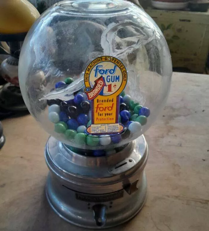 Trouvailles inattendues en friperie des pepites inestimables - #8 J'ai acheté cette belle vieille machine à chewing-gum Ford en métal au marché local à Tenerife pour seulement 5 euros