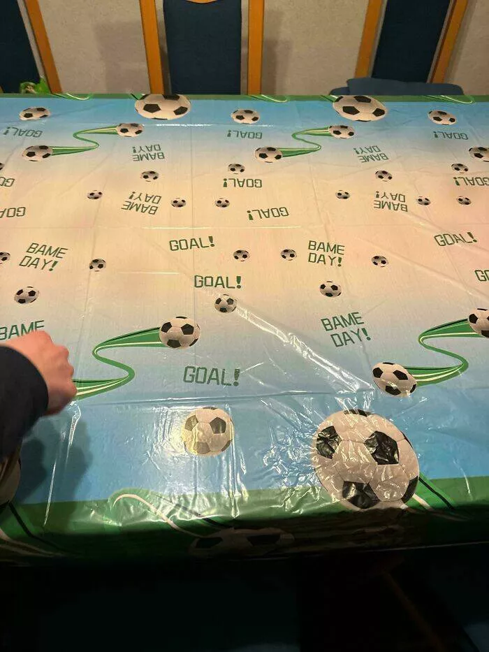 Les attentes contre la realite les pires desastres de shopping en ligne - #17 Nous avons commandé une nappe unique. Il est écrit 'Bame Day' au lieu de 'Game Day'