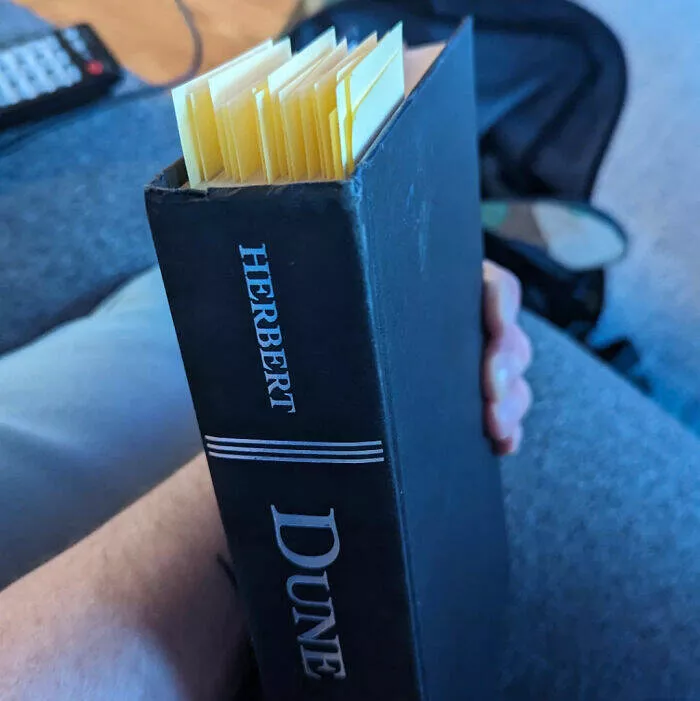 Les attentes contre la realite les pires desastres de shopping en ligne - #27 Toutes ces Post-Its sont des pages arrachées de mon exemplaire de Dune que j'ai acheté sur eBay Les attentes contre la realite les pires desastres de shopping en ligne - #27 Toutes ces Post-Its sont des pages arrachées de mon exemplaire de Dune que j'ai acheté sur eBay