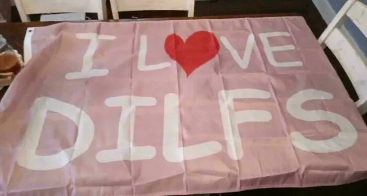 Les attentes contre la realite les pires desastres de shopping en ligne - #7 Nous avons commandé un drapeau de Taylor Swift pour ma fille de 12 ans à Noël. Il est venu d'Amazon. C'est ce qu'elle a trouvé