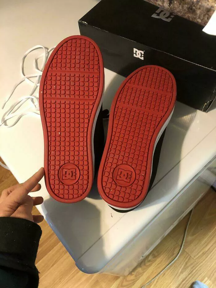 Les attentes contre la realite les pires desastres de shopping en ligne - #8 J'ai commandé une paire de DC shoes et ils ont mal fait en me donnant une pointure 9.5 et une pointure 9 et les deux sont pour le pied droit