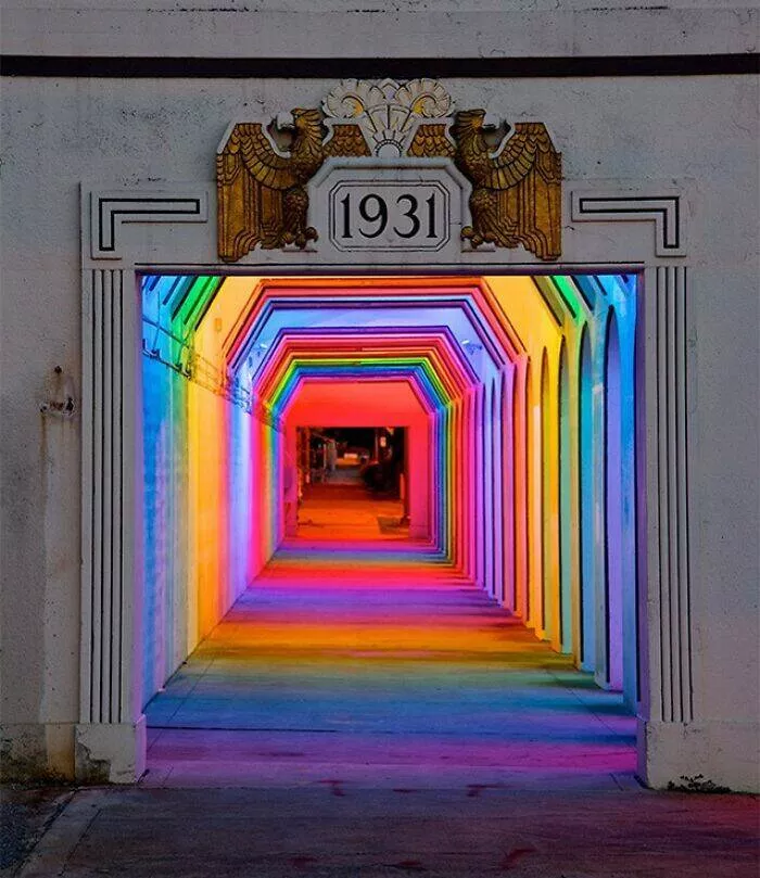 Tresors vintage du xxe siecle quon ne voit plus aujourdhui - #11 Lumières arc-en-ciel installées dans un passage souterrain ferroviaire construit dans les années 1930