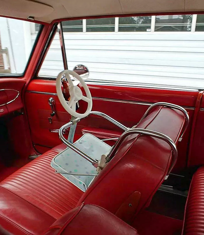 Tresors vintage du xxe siecle quon ne voit plus aujourdhui - #14 Un siège-auto pour enfant des années 1950