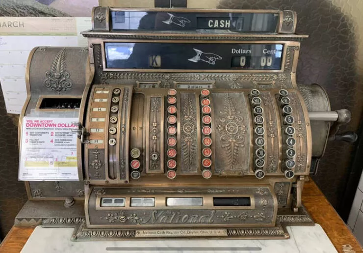Tresors vintage du xxe siecle quon ne voit plus aujourdhui - #2 Mon salon de coiffure utilise toujours sa caisse enregistreuse originale de 1904