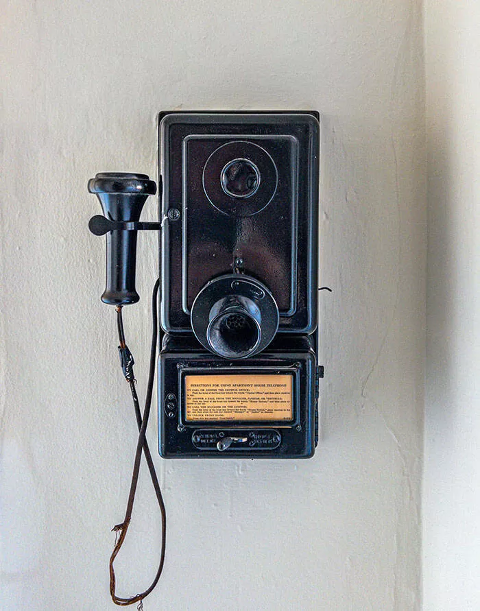 Tresors vintage du xxe siecle quon ne voit plus aujourdhui - #5 Le téléphone d’origine est toujours installé dans mon appartement des années 1930