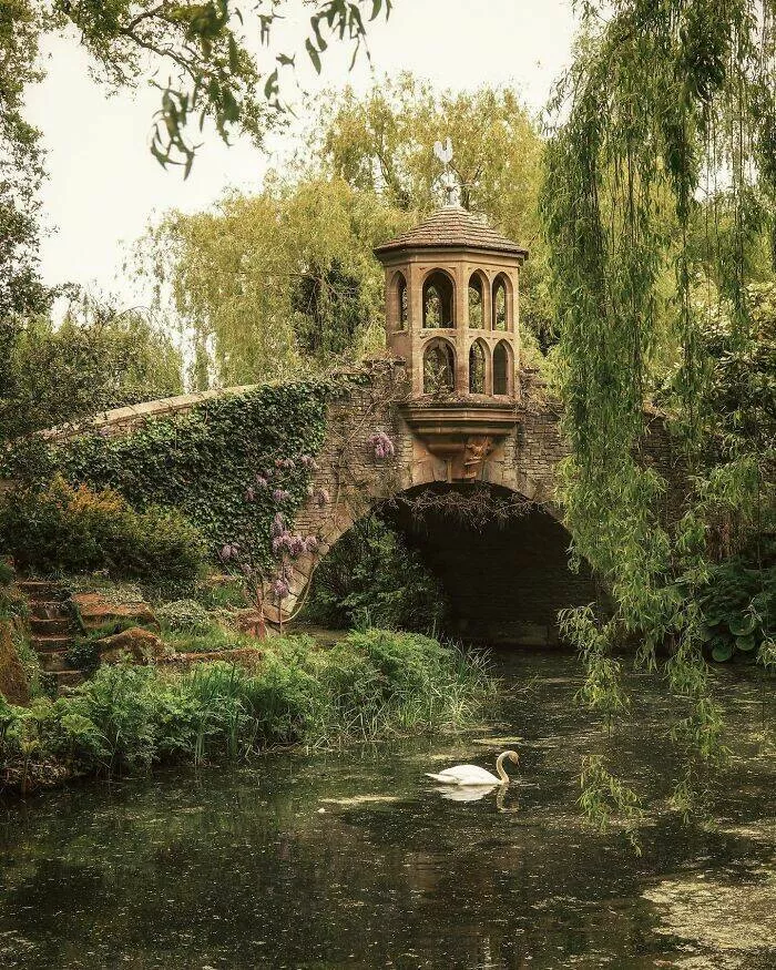 Merveilles architecturales qui ont coupe le souffle du monde - #1 Le pont Folly au-dessus d'un étang dans le parc Dunsborough, une propriété historique dans le village de Ripley, Surrey, Angleterre