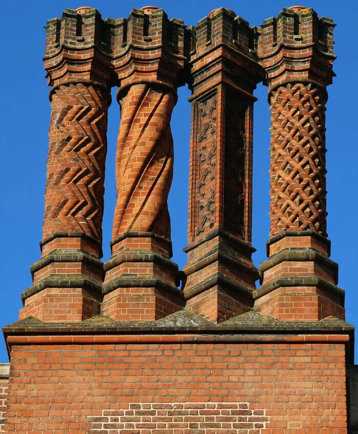 Merveilles architecturales qui ont coupe le souffle du monde - #11 Les cheminées Tudor du palais de Hampton Court