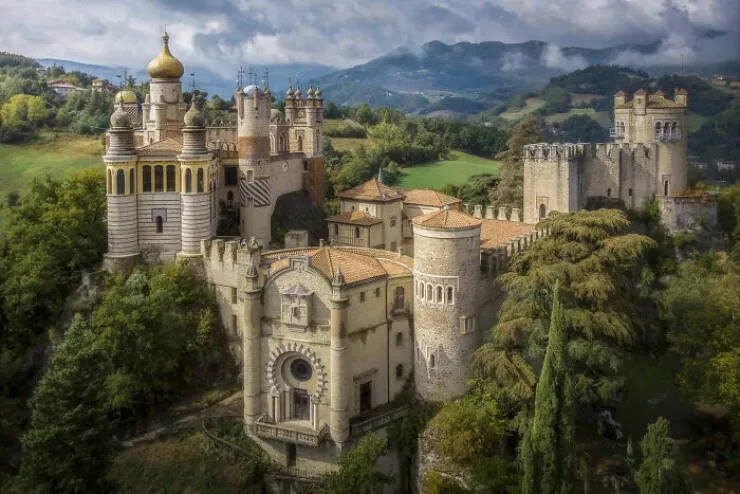 Merveilles architecturales qui ont coupe le souffle du monde - #14 Le château Rocchetta Mattei - près de Bologne, Italie