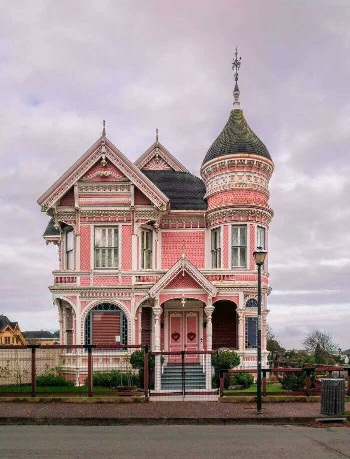Merveilles architecturales qui ont coupe le souffle du monde - #23 La Pink Lady, l'une des maisons victoriennes classiques à Eureka, Californie