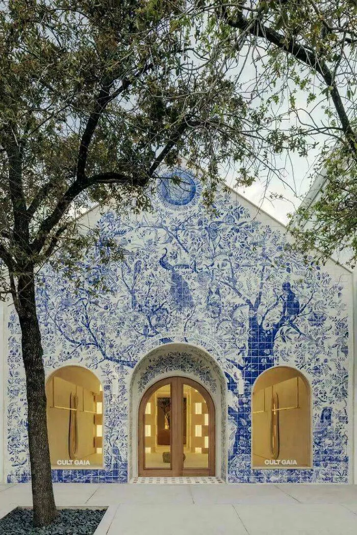Merveilles architecturales qui ont coupe le souffle du monde - #26 1 800 carreaux peints à la main créant une magnifique fresque de l'Arbre de Vie remplie de flore et de faune vibrantes