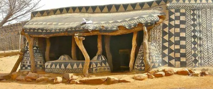 Merveilles architecturales qui ont coupe le souffle du monde - #29 Jour 27 de publication d'un bâtiment aléatoire d'un pays non reconnu : Maison en boue peinte à Tiebele, Burkina Faso